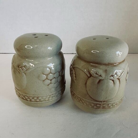 Dolgencorp Grape Vine Salt & Pepper Shaker Set Fruit Apple Strawberry Leaves VTG - Picture 7 of 8